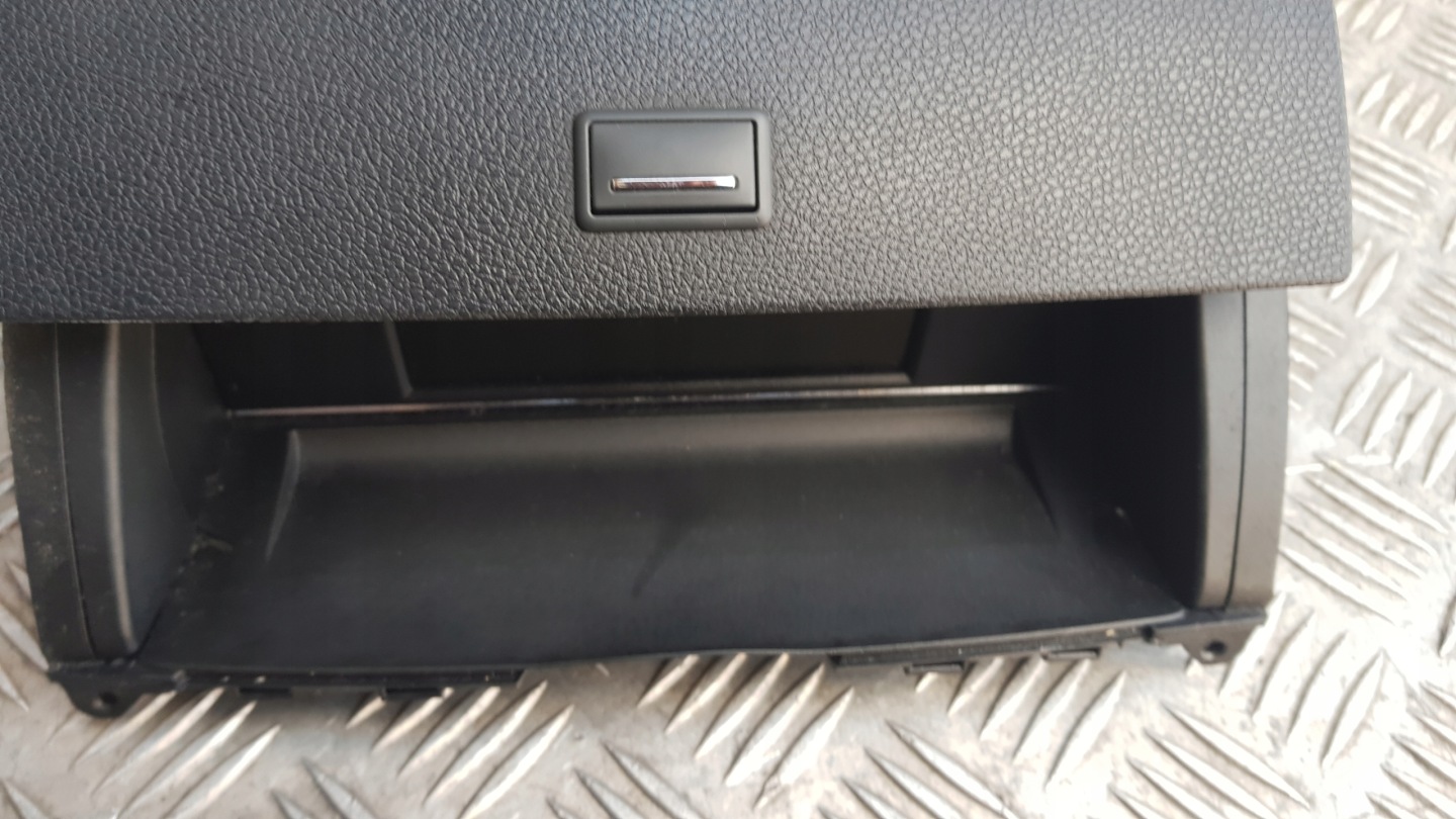 MERCEDES W204 Bildschirm Handschuhfach A2046801231