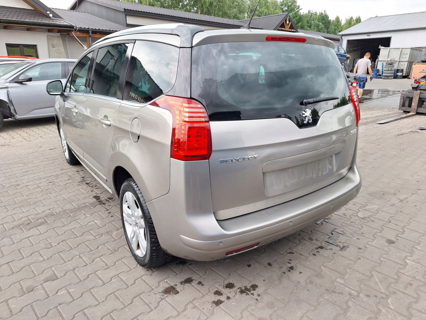 PEUGEOT 5008 and 1 T87 0U 0E 2009-2017 door front left EVGC