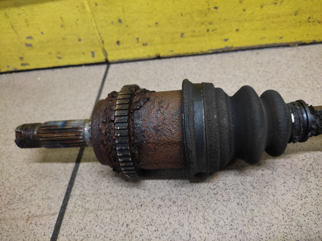 HONDA CRV and 2.0 semi-axis drive left rear part