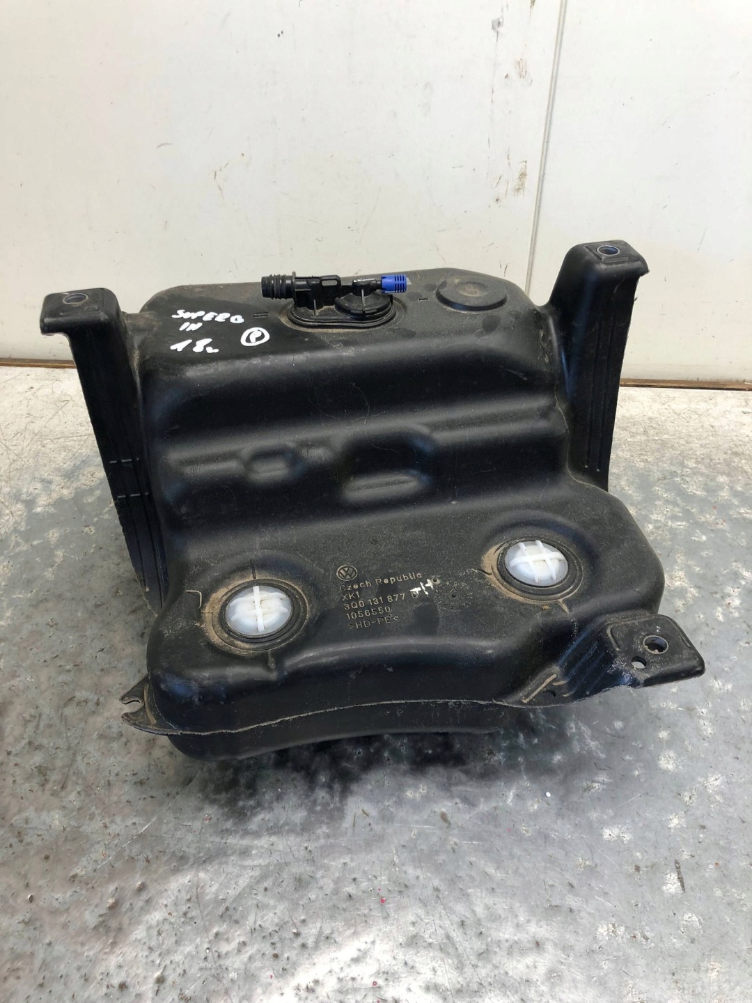 Behälter ADBLUE SKODA SUPERB III B8 3Q0131877D 3Q013187D