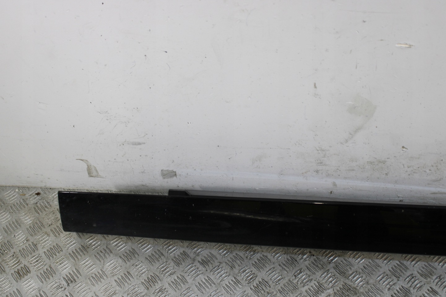 threshold moulding cap threshold left JAGUAR XE X760 GX73-101D57-A