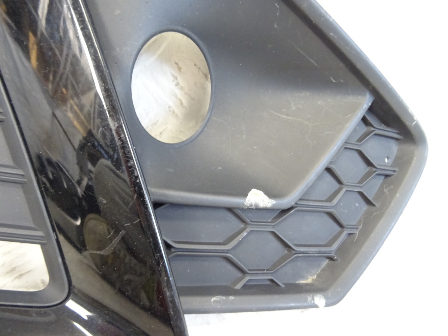 grid of a bumper front front left AUDI A4 B9 S-LINE LIFT 8W0807681AM
