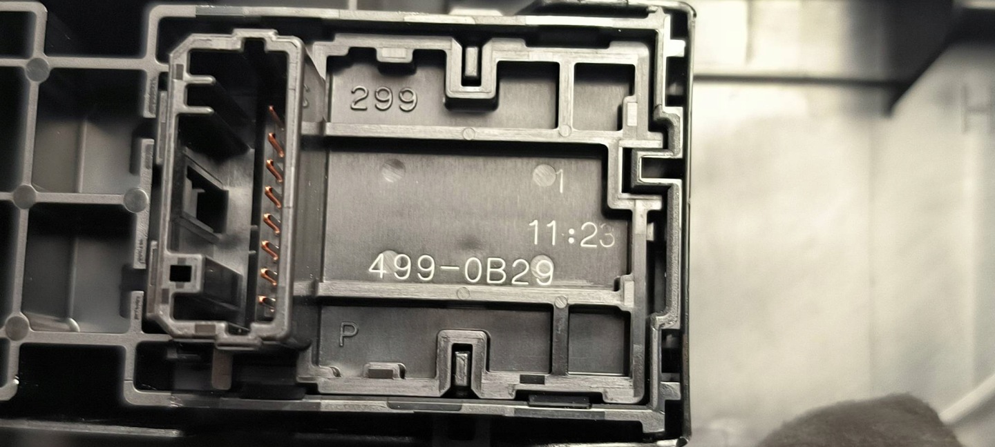 button lifting windows 74230-33170 LEXUS ES300H VII