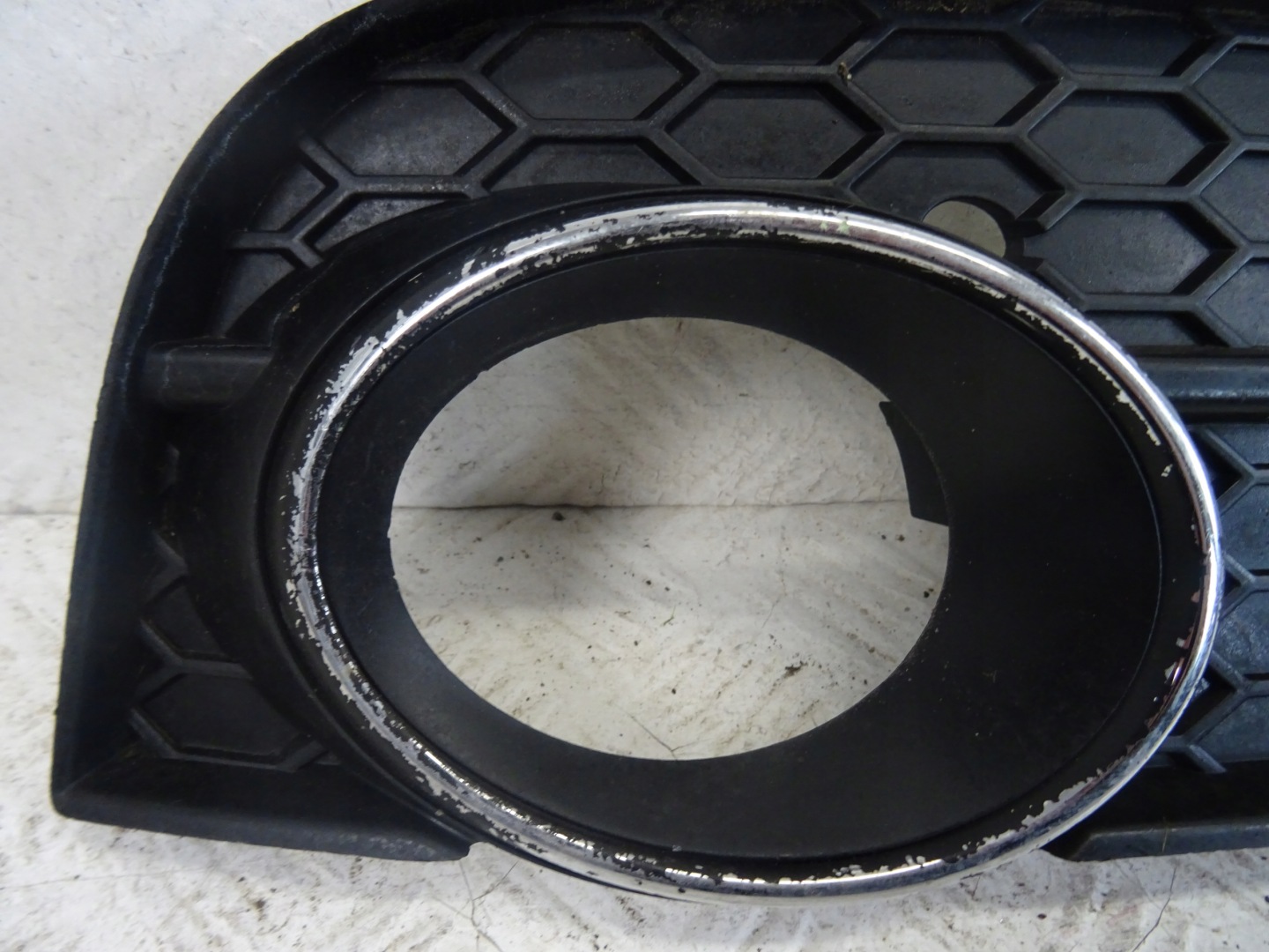 grid of a bumper left front AUDI A5 8T 8T0807681