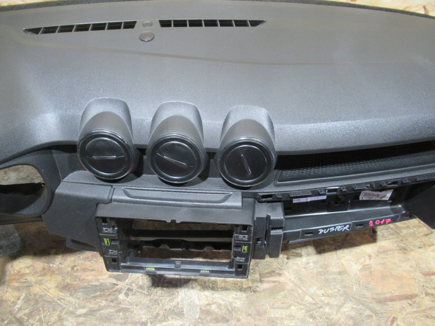 dashboard console Dacia Duster II 17