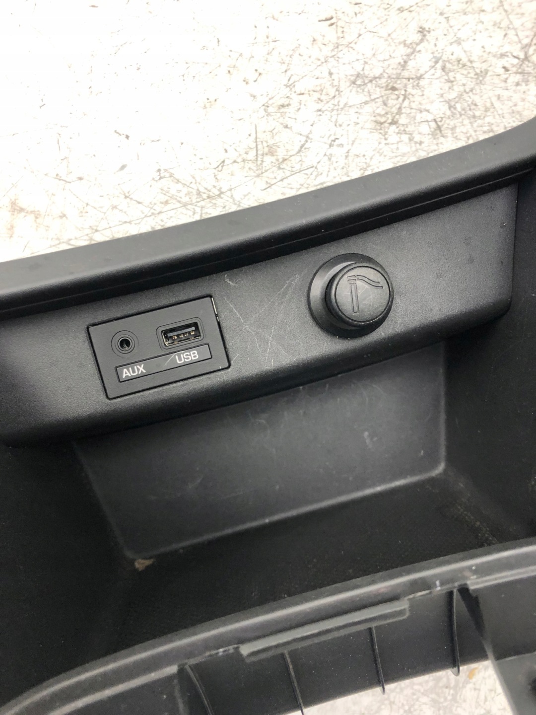 passenger compartment plato USB HYUNDAI I10 II 84757-B9050