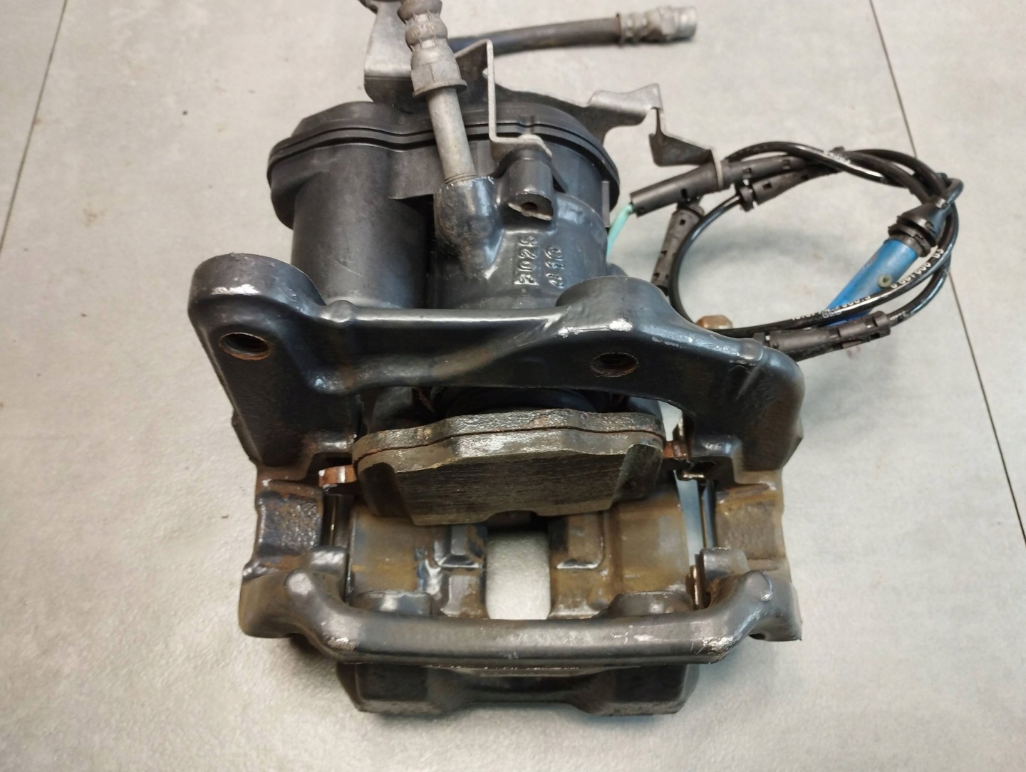 BMW 7 G11 750i caliper right rear part 52407B