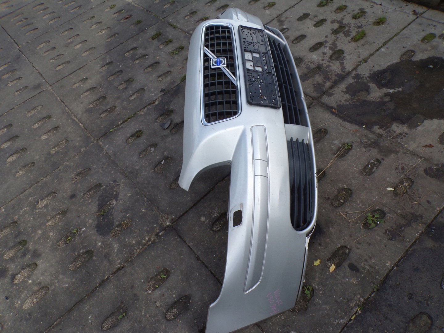 front bumper front VOLVO S40 2 II WERSJA below washers
