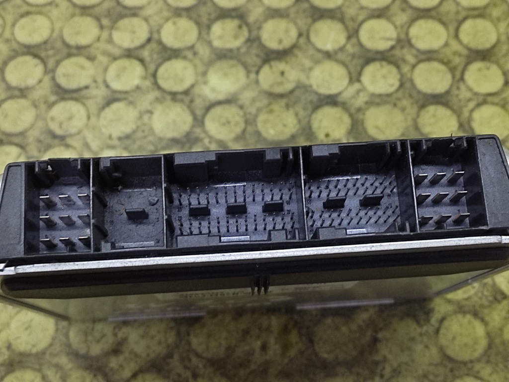 MERCEDES W203 bedienteil des motors A1111532979