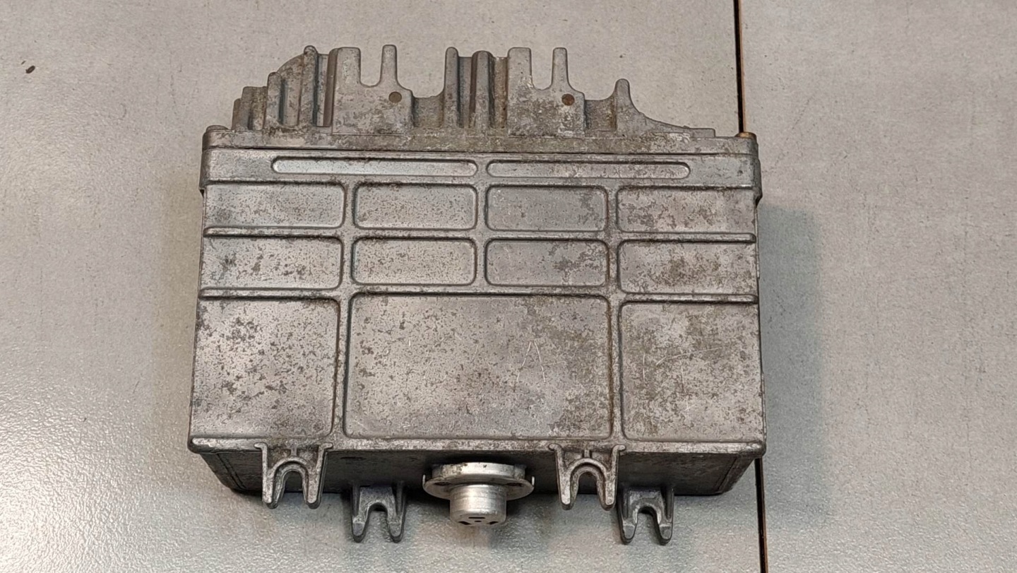 control unit of the engine VW GOLF III 1.8 8A0907311A