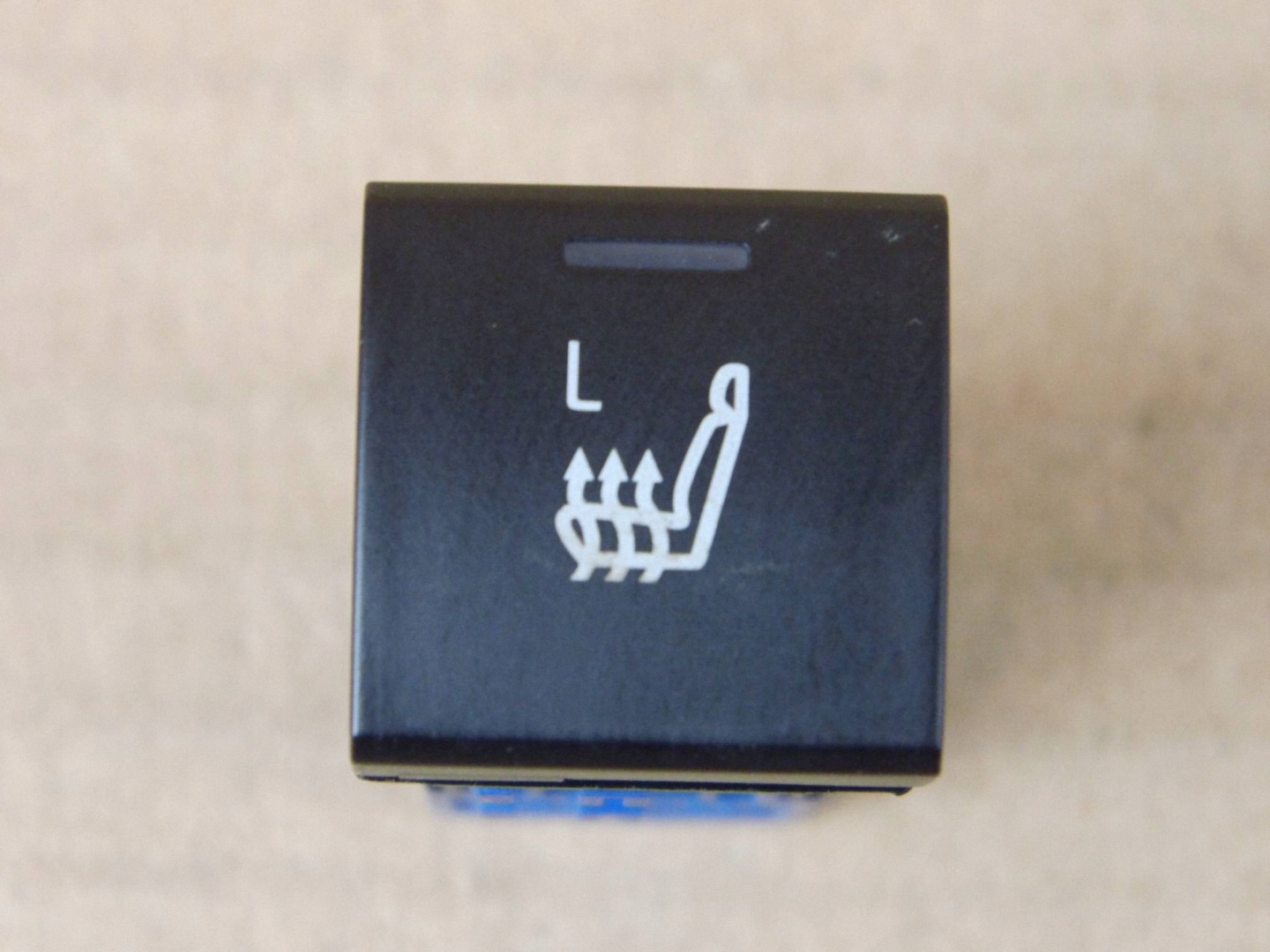 Toyota Aygo X button switch grzania seats left
