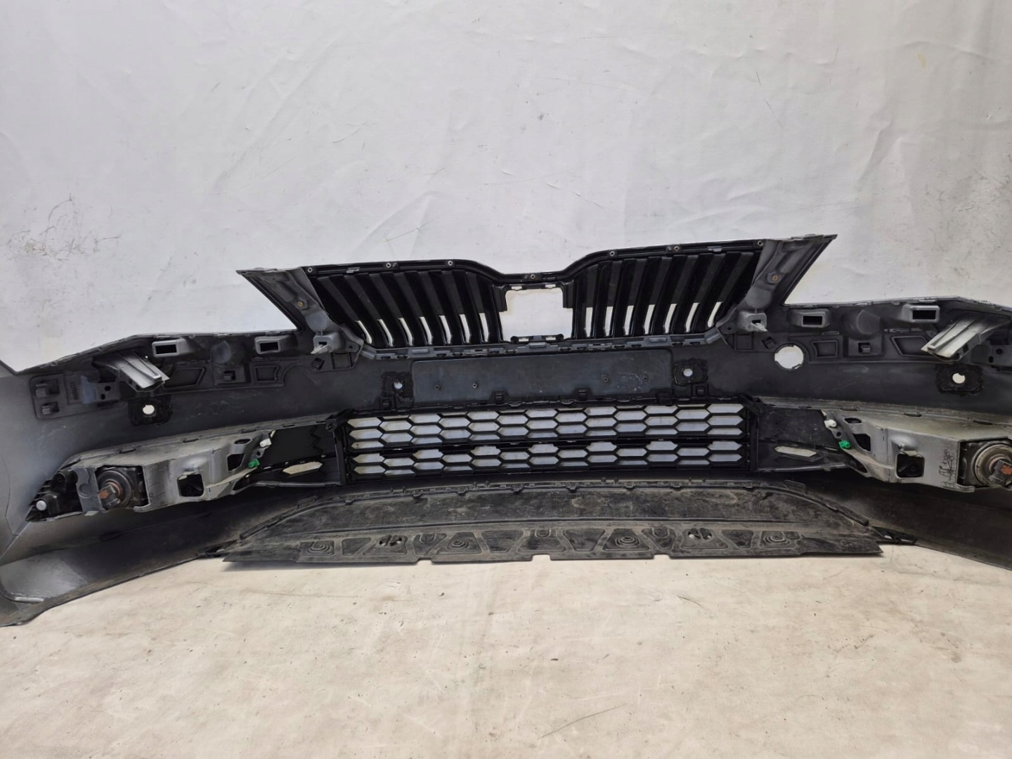 SKODA SUPERB III 3V0 15-19 bumper front front SPR 4XPDC 3V0807221