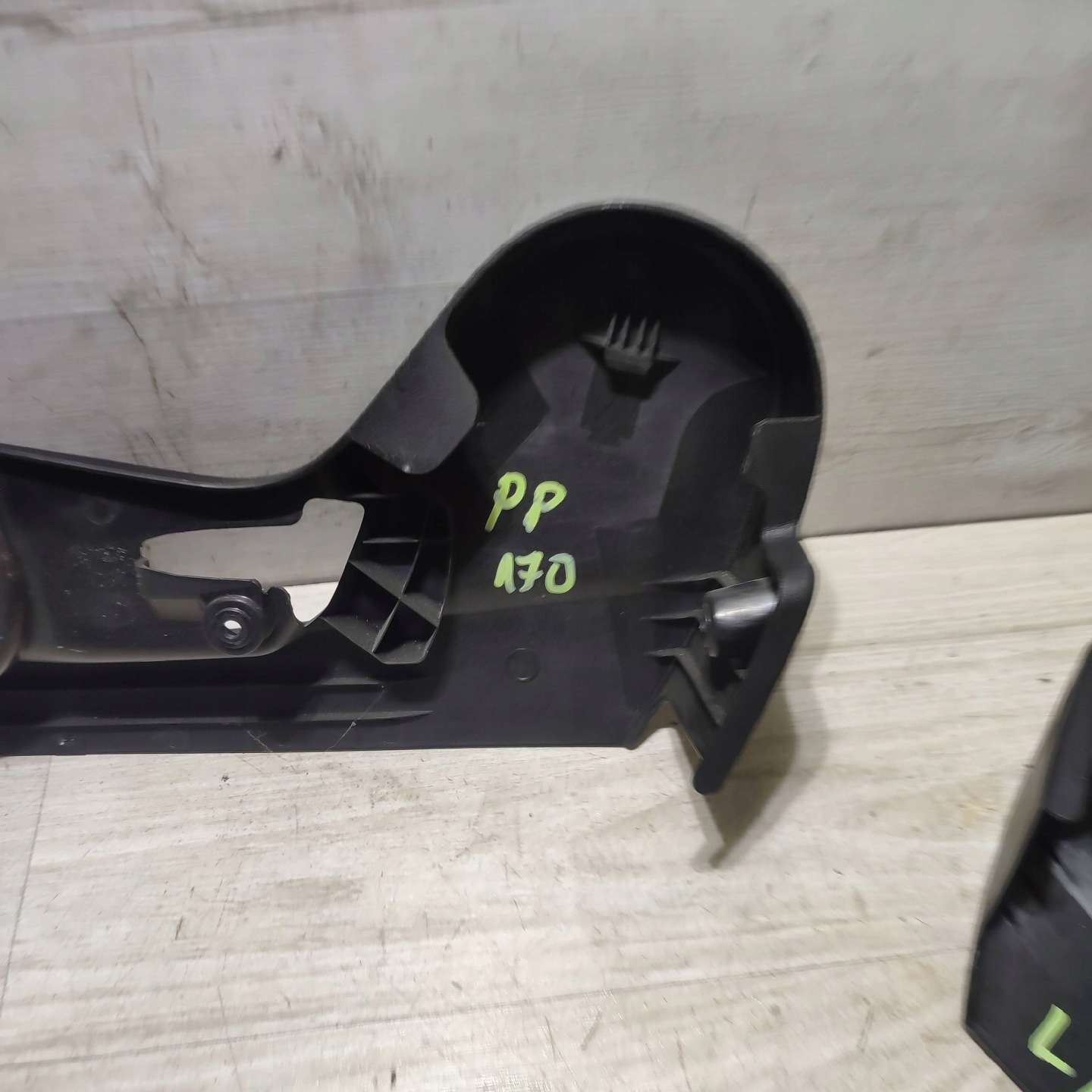 plastic seat front side right Suzuki Vitara (LY) 8522168L1