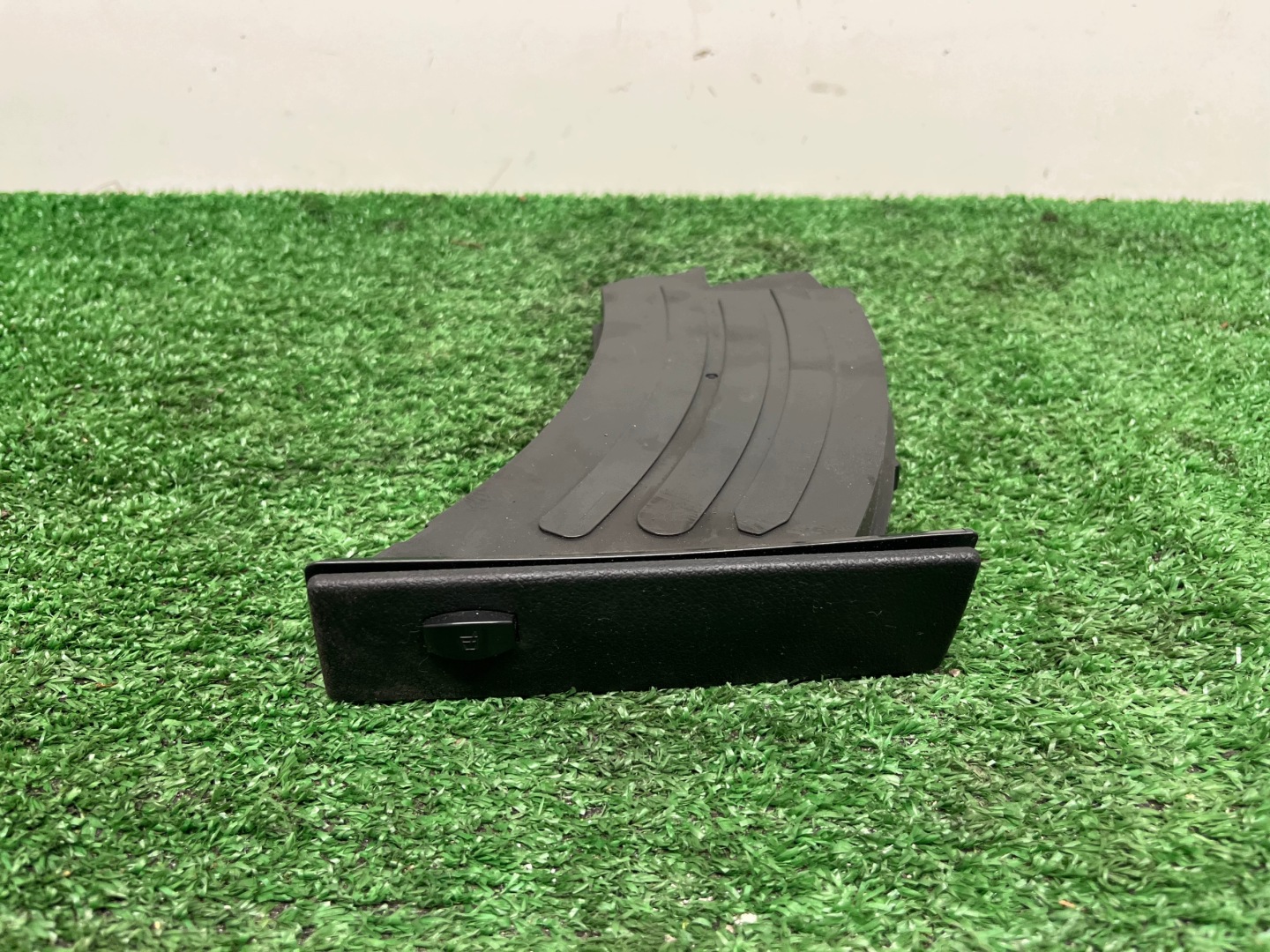 passenger compartment bracket for left CUPHOLDER BMW E60