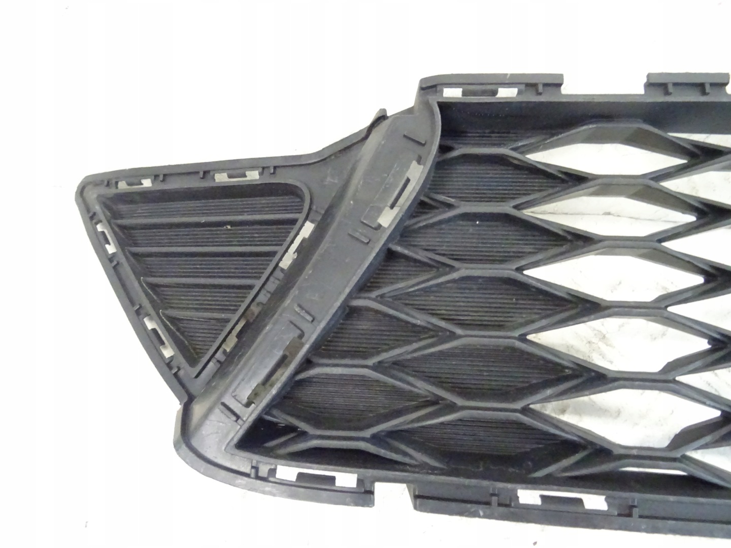 grid of a bumper front front central KIA CEED III GT-LINE 8656117710