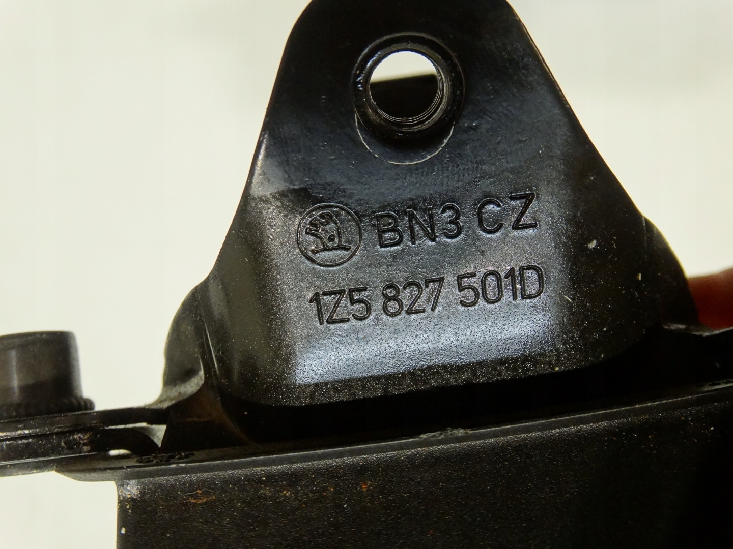 lock bonnet boot SKODA OCTAVIA II 1Z5827501D