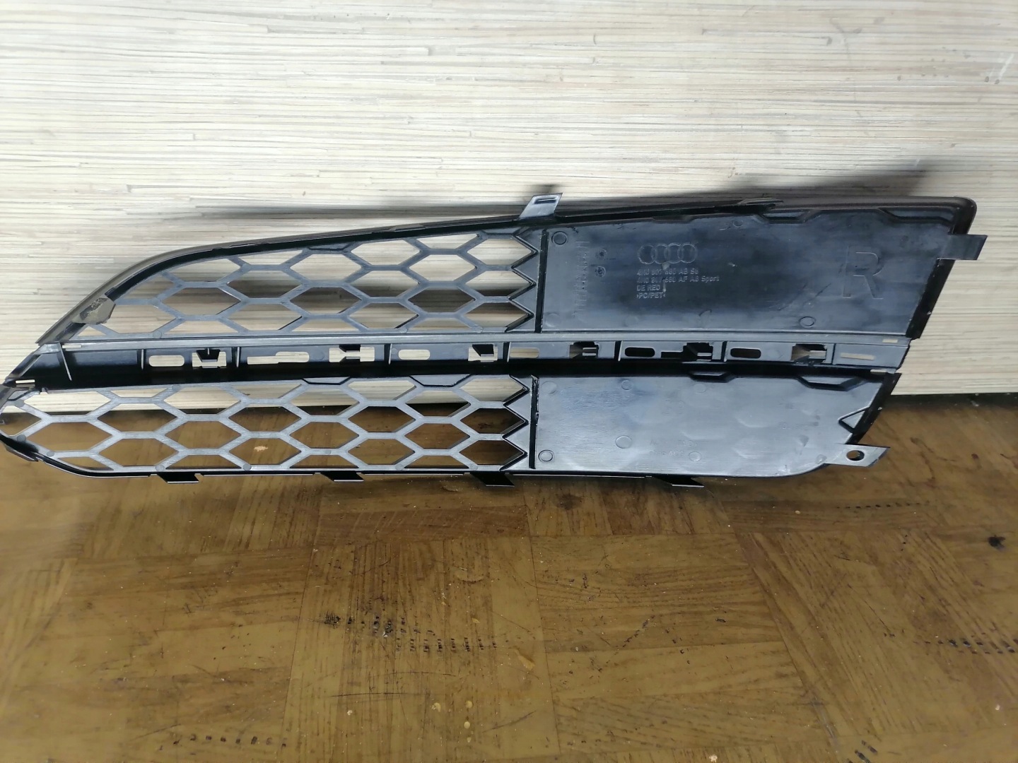 AUDI A8 D4 S8 LIFT grid of a bumper right 4H0807680