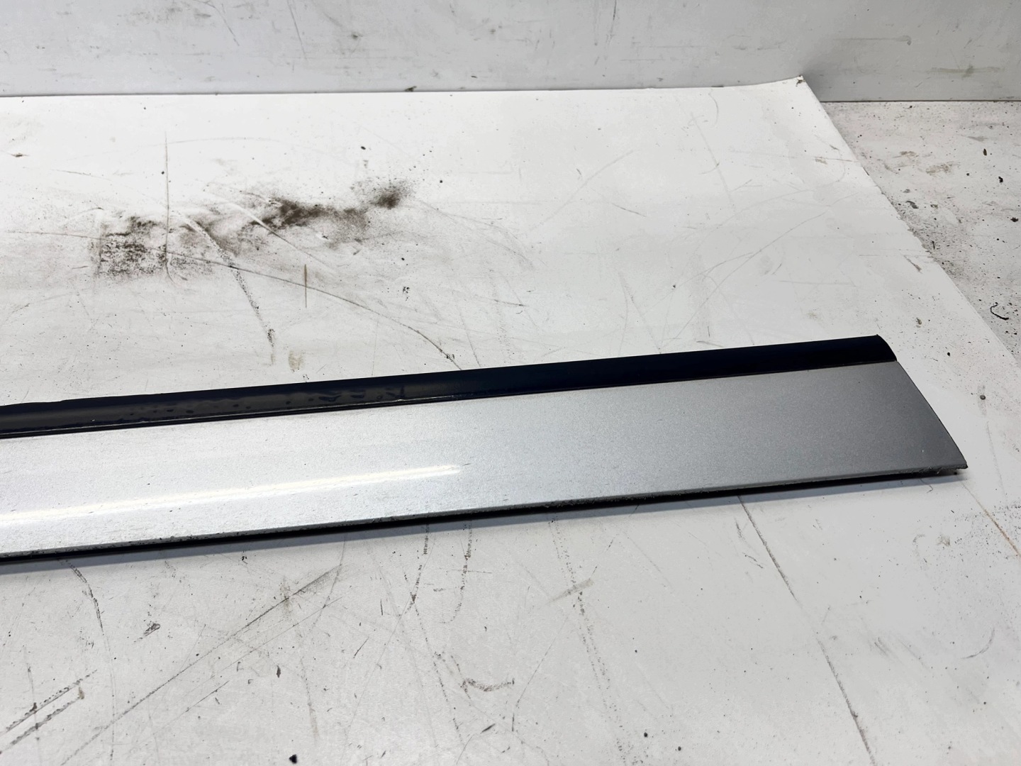 moulding lower door left front AUDI A6 C6 LIFT LX7W