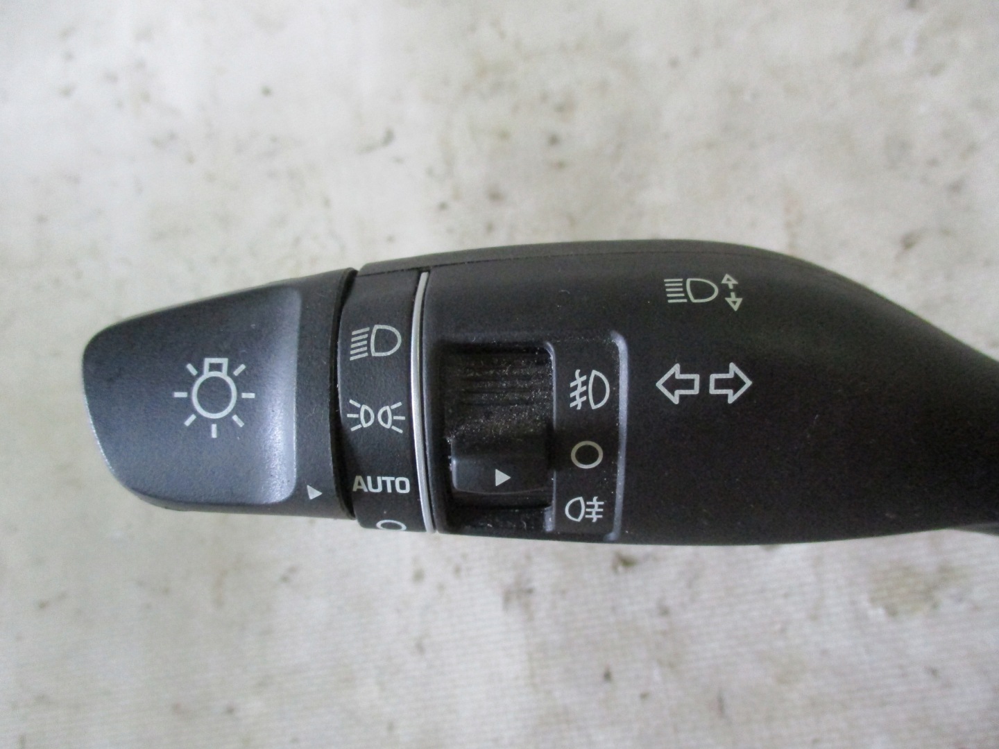 Devio leve volante Hyundai Tucson II 15r- 93403D7962