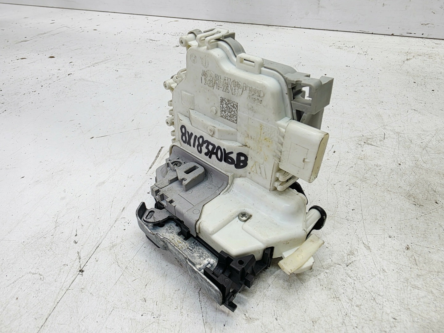 lock door right front AUDI A1 8X A3 8V A4 B9 A5 8W 8X1837016B 6 PIN