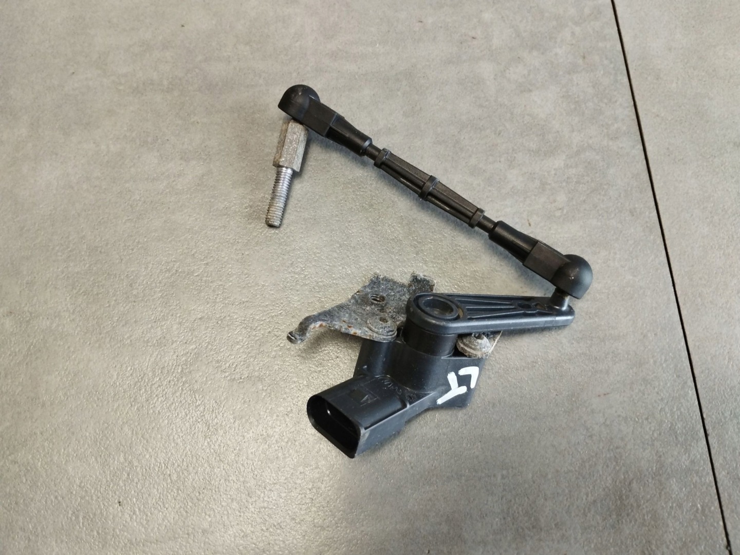 Audi A4 S4 B9 8W Sensor poziomowania lichte links heck 8W0941309E