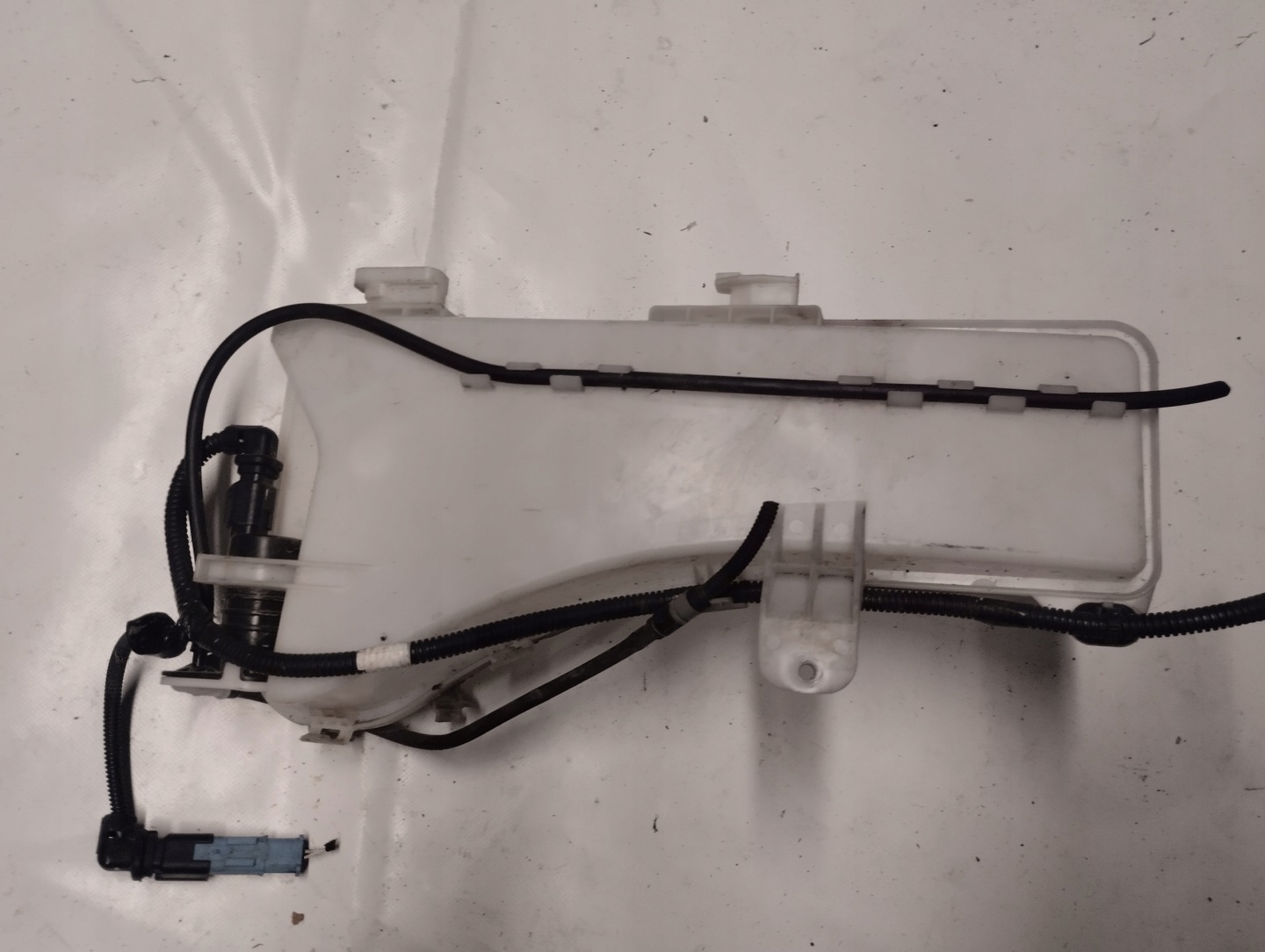 OPEL GRANDLAND X washer fluid tank