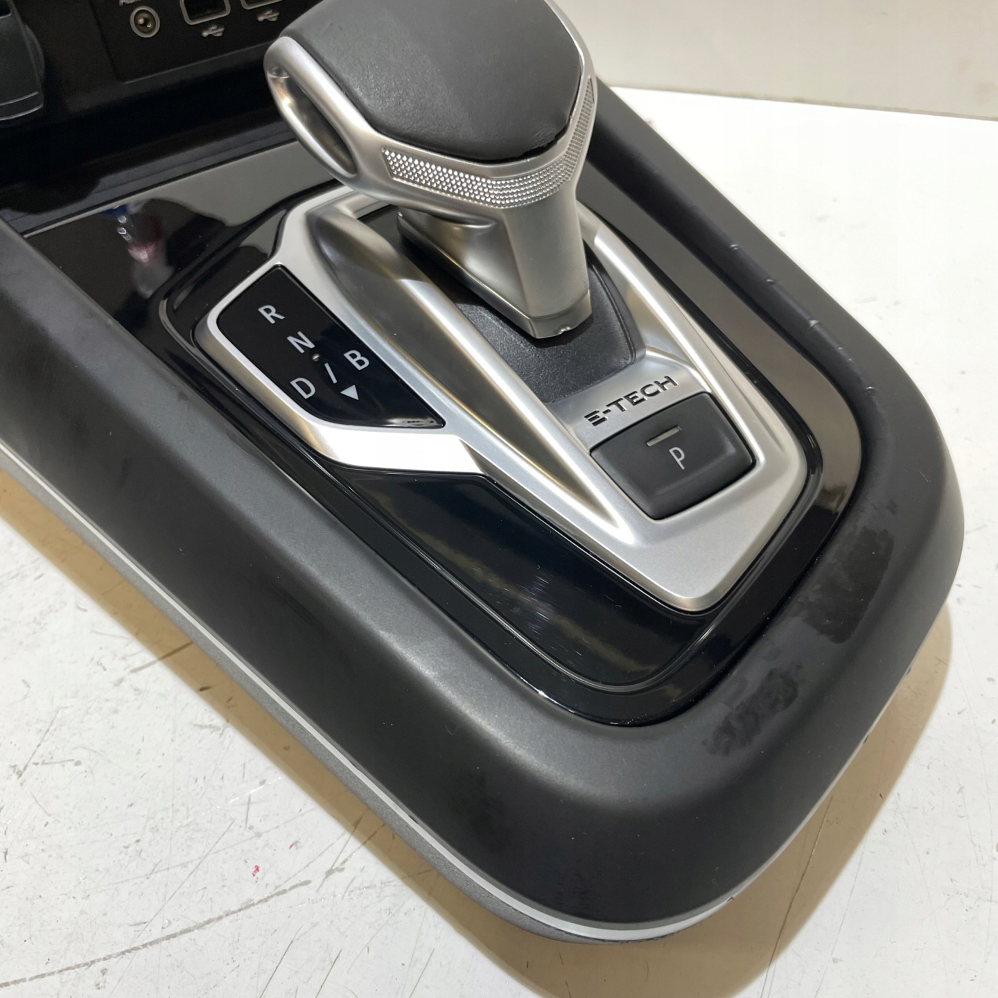 RENAULT ARKANA R.S. HYBYRDA TUNEL CENTRAL KNOB