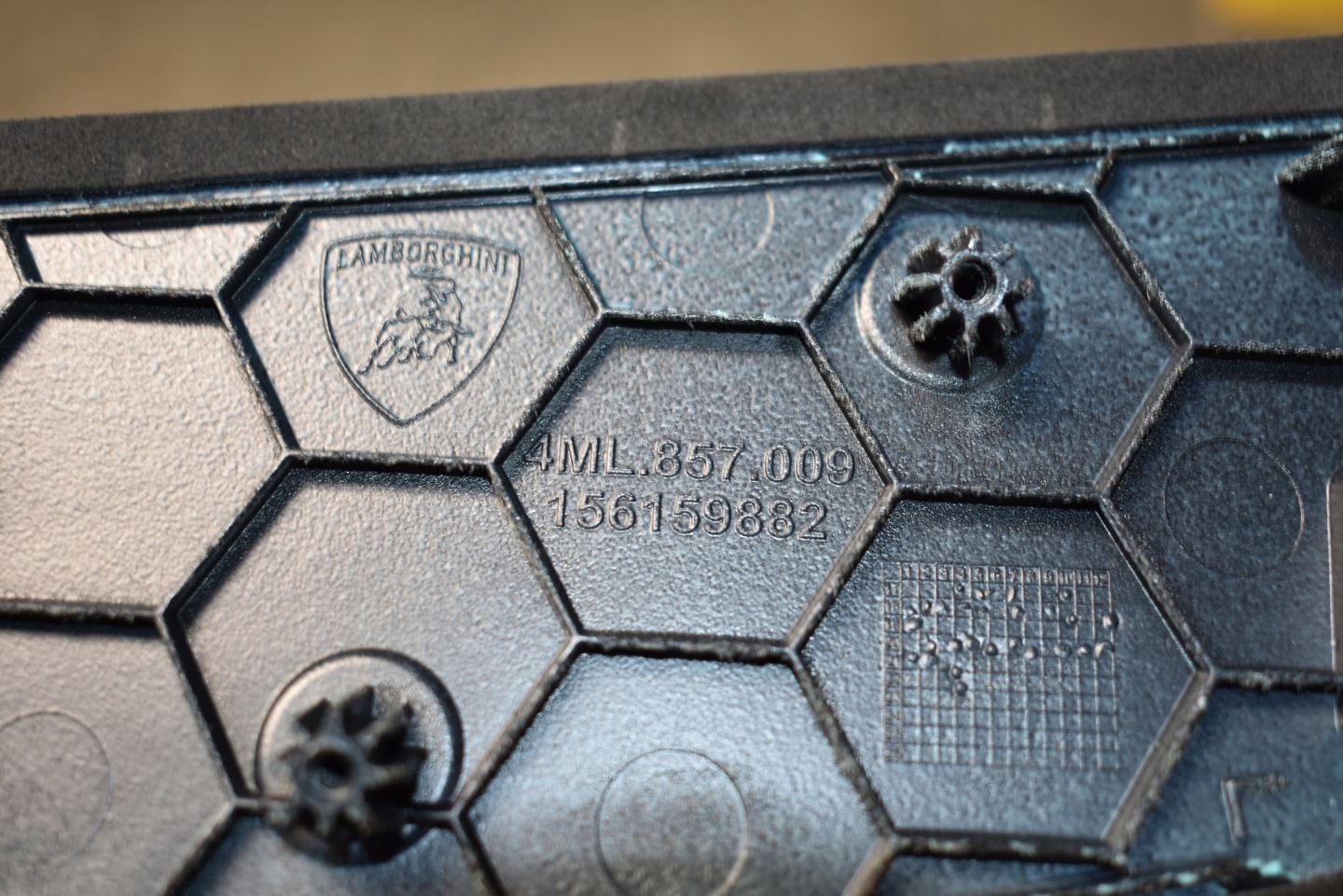 IDEALNA grid moulding ALCANTARA LAMBORGHINI URUS 1