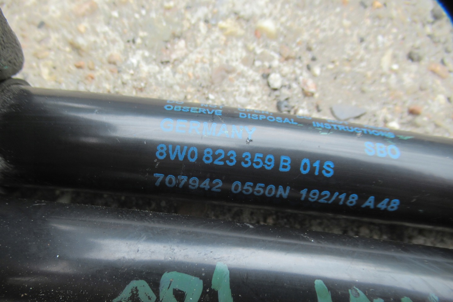 AUDI A4 B9 3.0 TDI 18R damper bonnets 8W0823359B