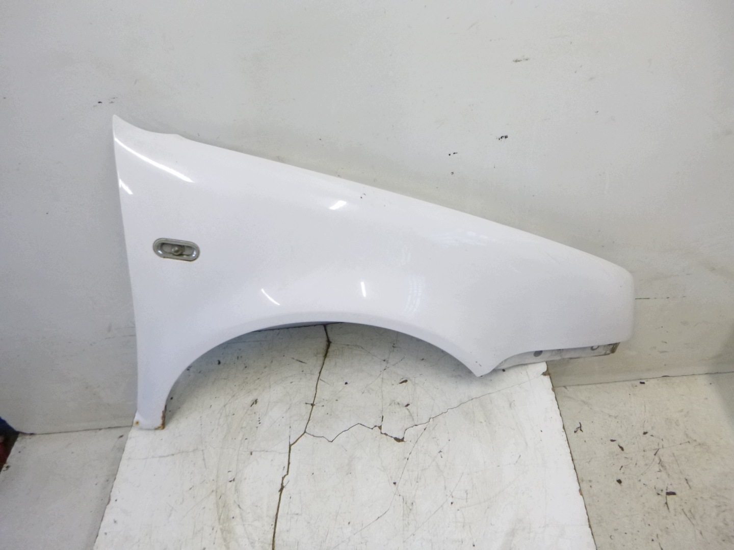 blatník přední pravý VW Golf IV 4 LB9A bílý 1997–2003