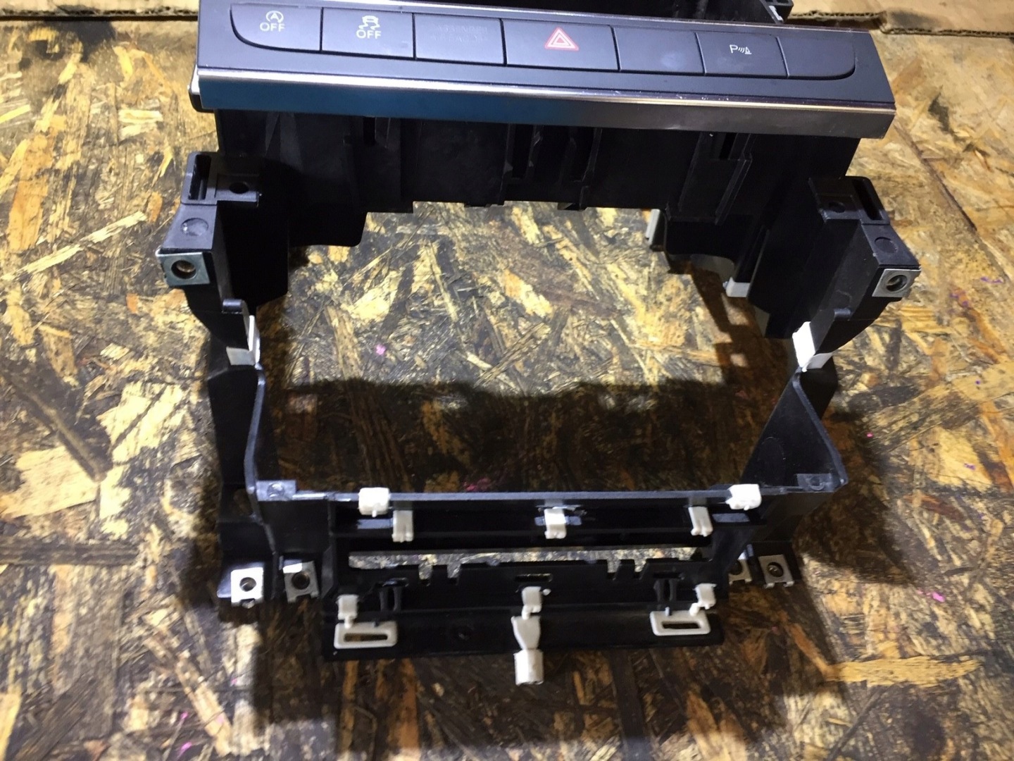 AUDI A3 8P LIFT Châssis Panier RADIA Commandes 2DIN