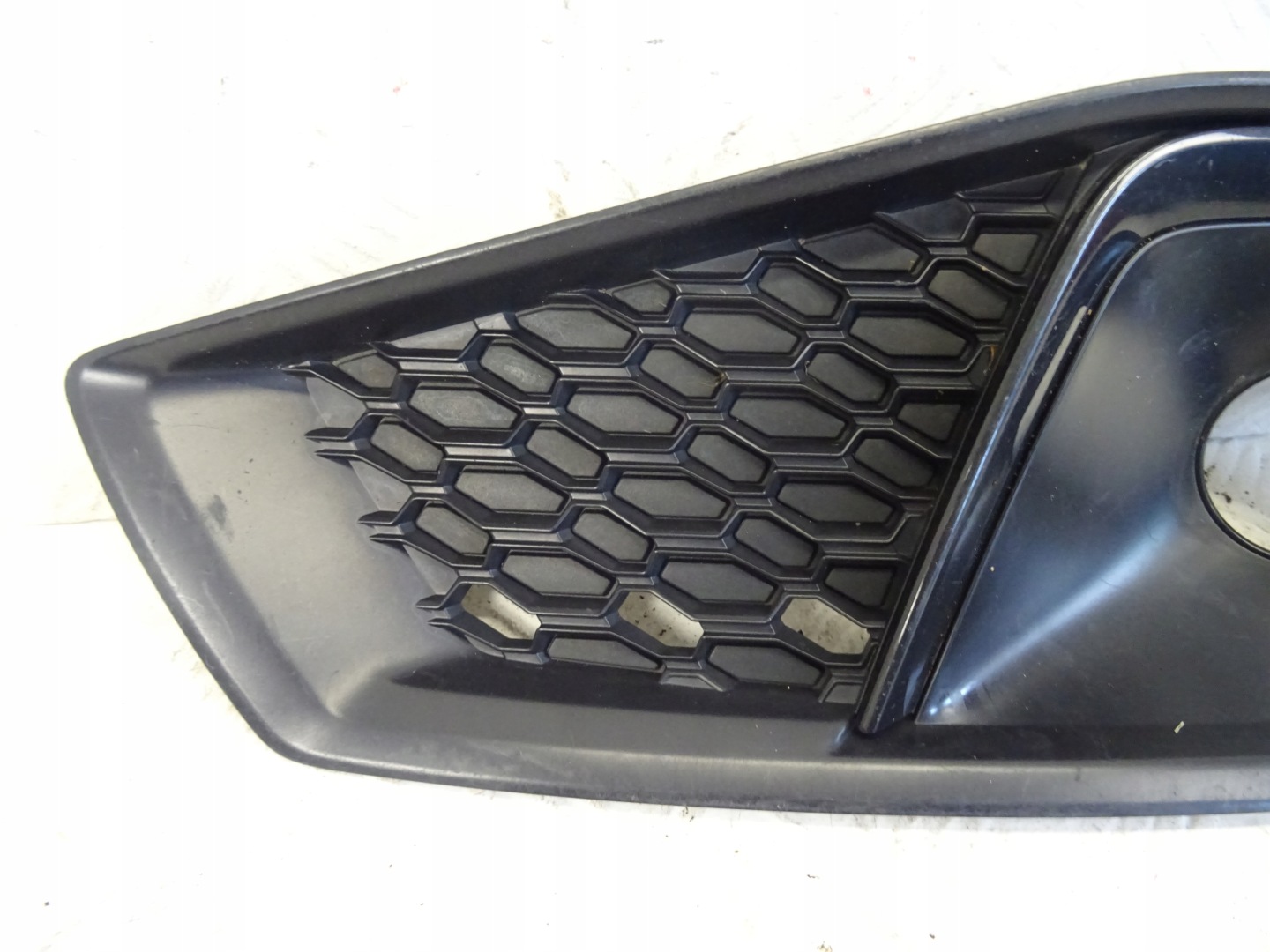 grid of a bumper front front right AUDI A4 B9 LIFT S-LINE 8W0807682