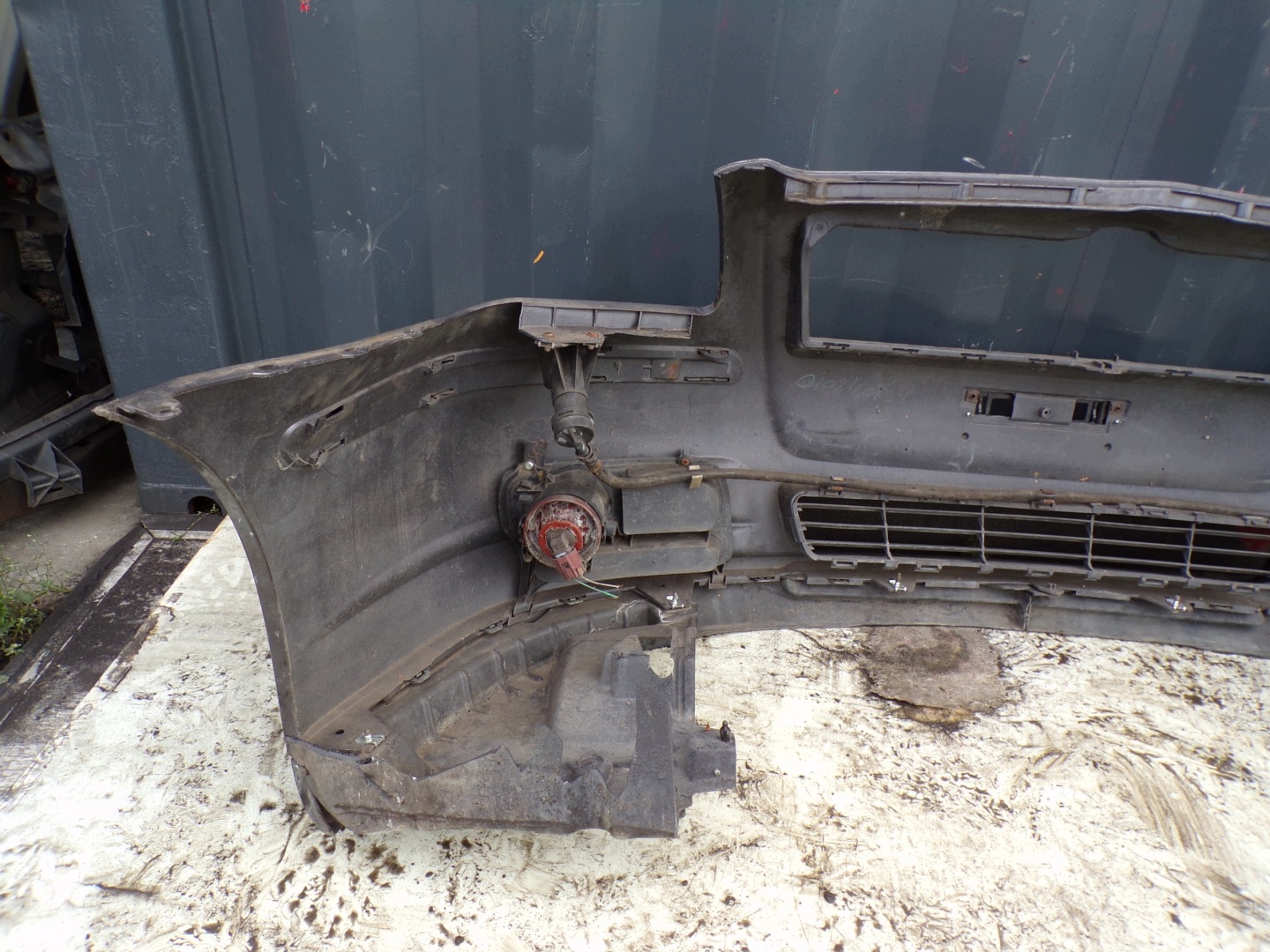 front bumper front TOYOTA AVENSIS T25 washers colour 1F6 (R1)