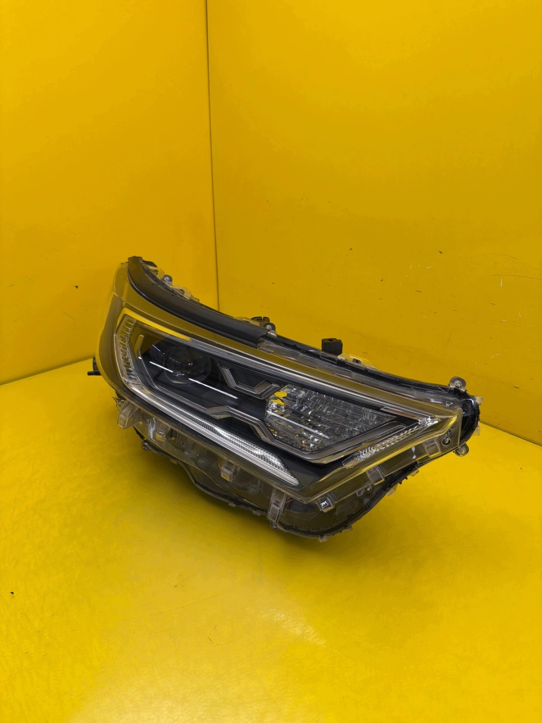 light right Toyota Rav4 V 19-22 Full Led