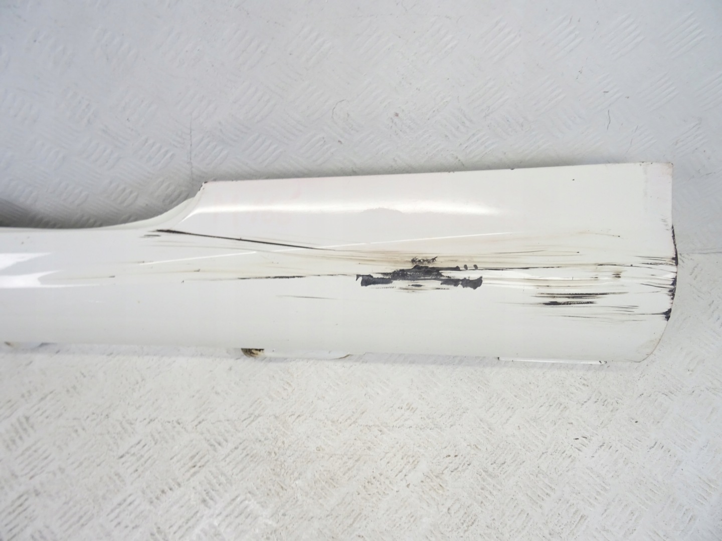 Mercedes E 207 AMG COUPE threshold moulding threshold left