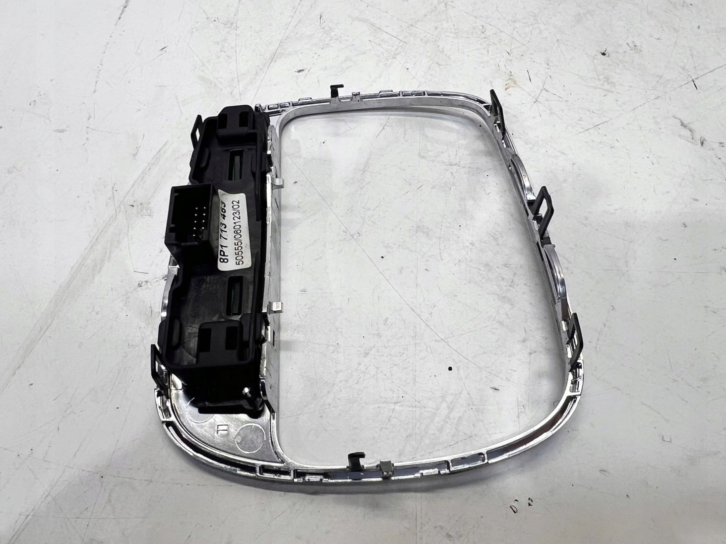 rám kulisy převodů AUDI A3 8P 8P1713463 CHROM