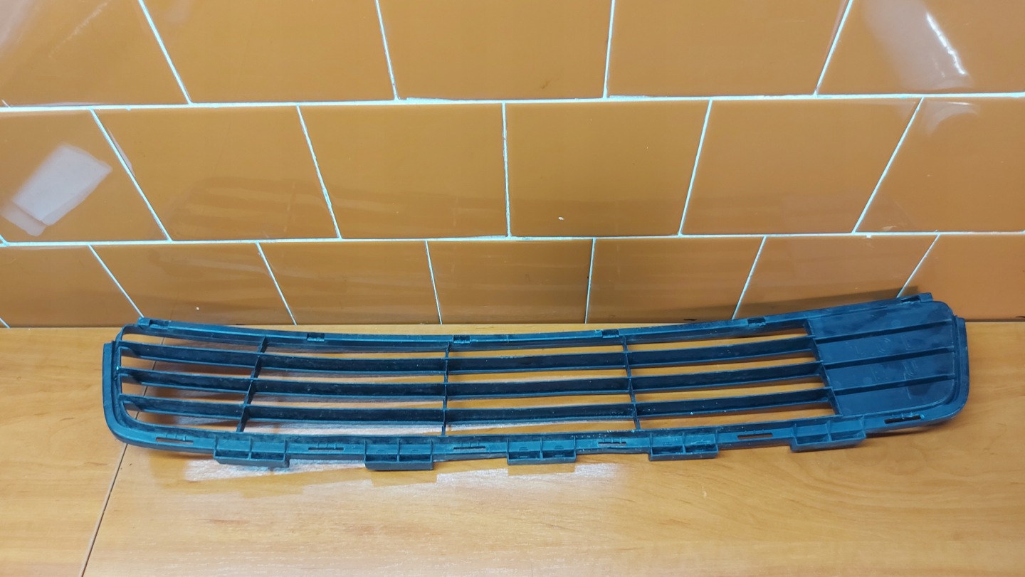 grid of a bumper central front front TOYOTA YARIS II 05-11