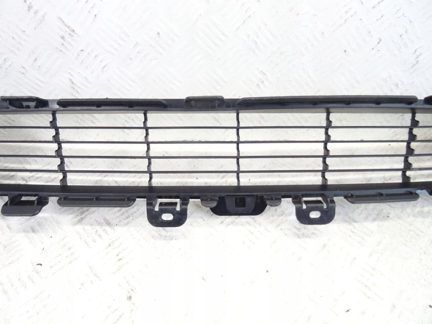 grid of a bumper front front central TESLA MODEL Y 149375900A