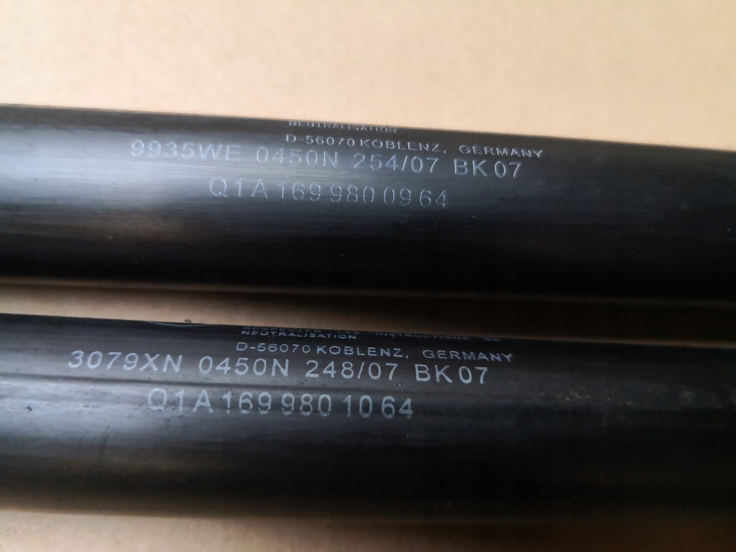 SILOWNIKI du capot MERCEDES W169 A1699800964
