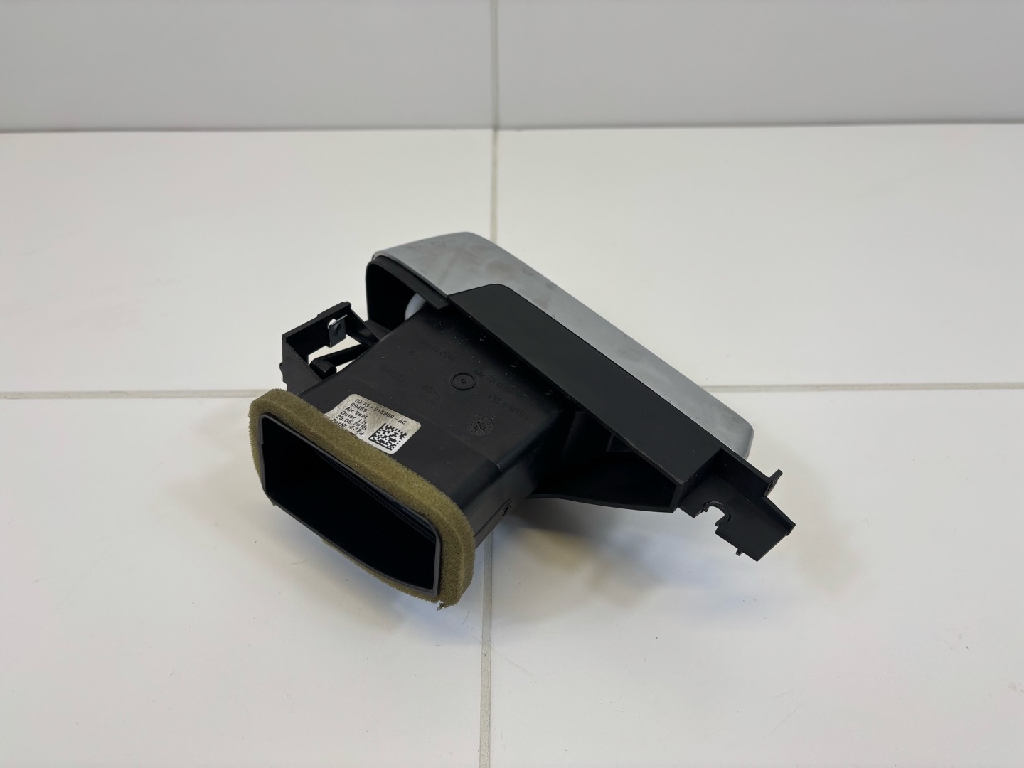 grid air conditioning devices left side Jaguar XF facelift 2015 GX73-018B09-A