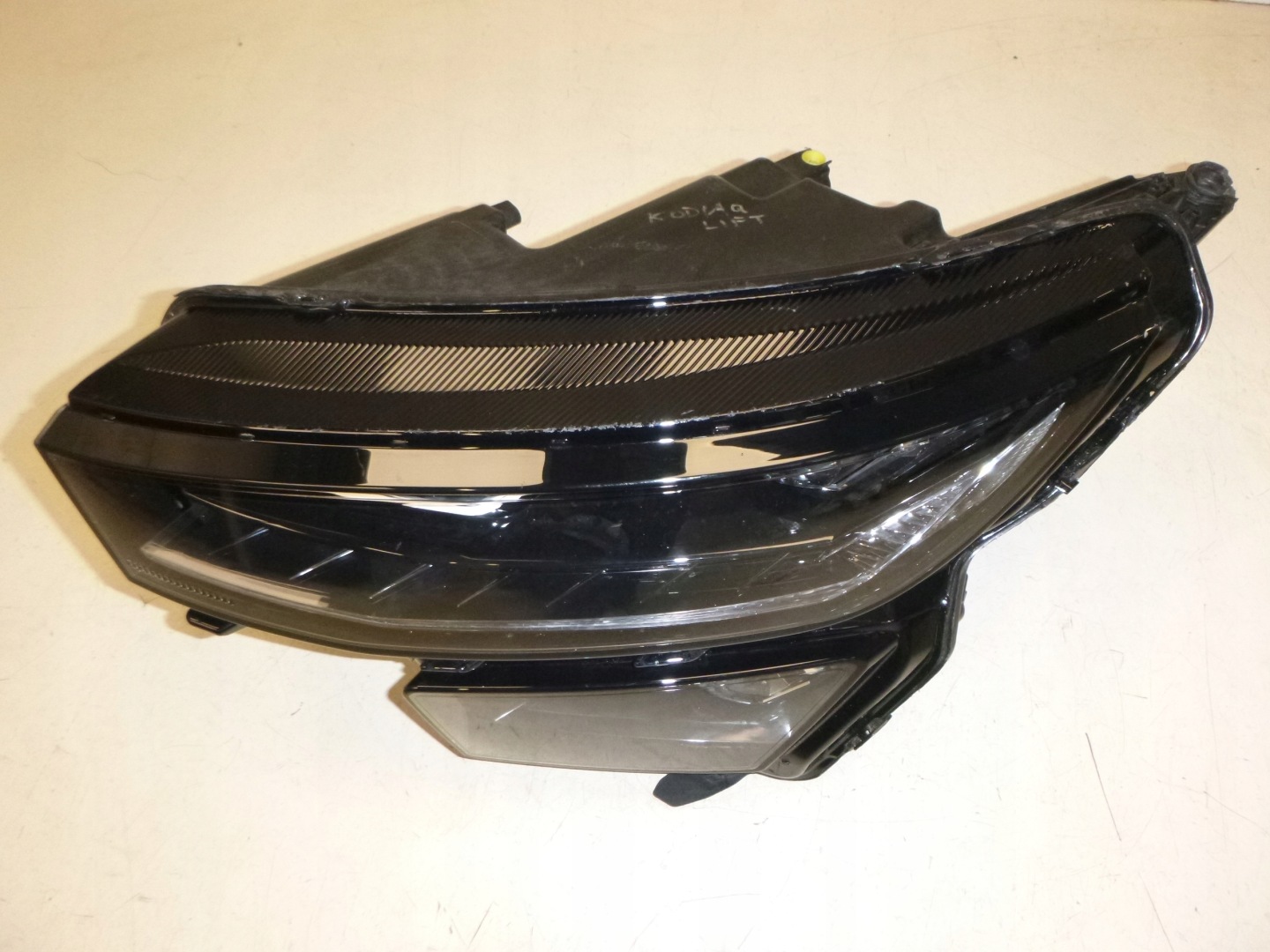 SKODA KODIAQ LIFT 8 PIN left left front MATRYCOWA
