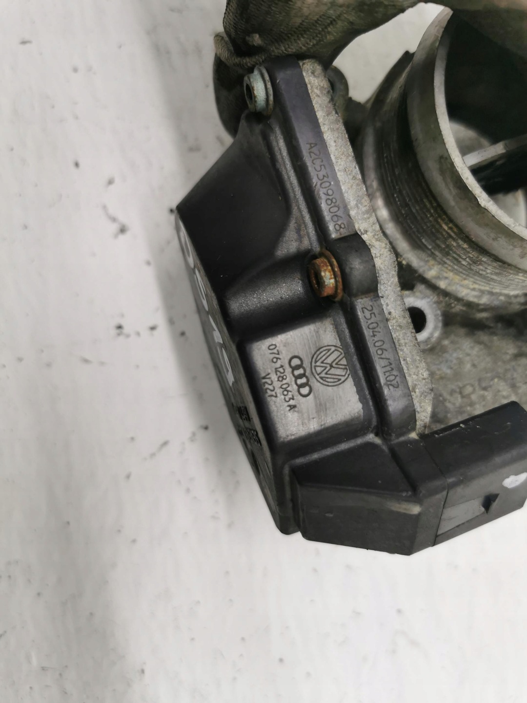 throttle flap VW CRAFTER 2.5 TDI 06-11 076128063A