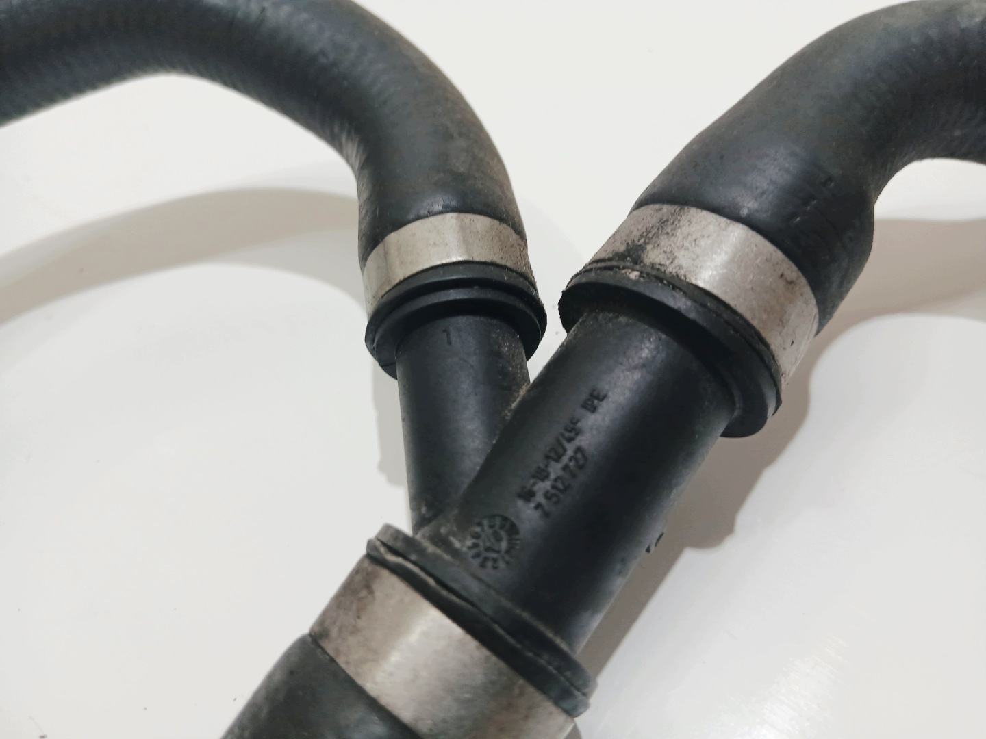 prijenos crijevo hladnjaka vode BMW E60 E61 N53B30A 7587129 (4824687)
