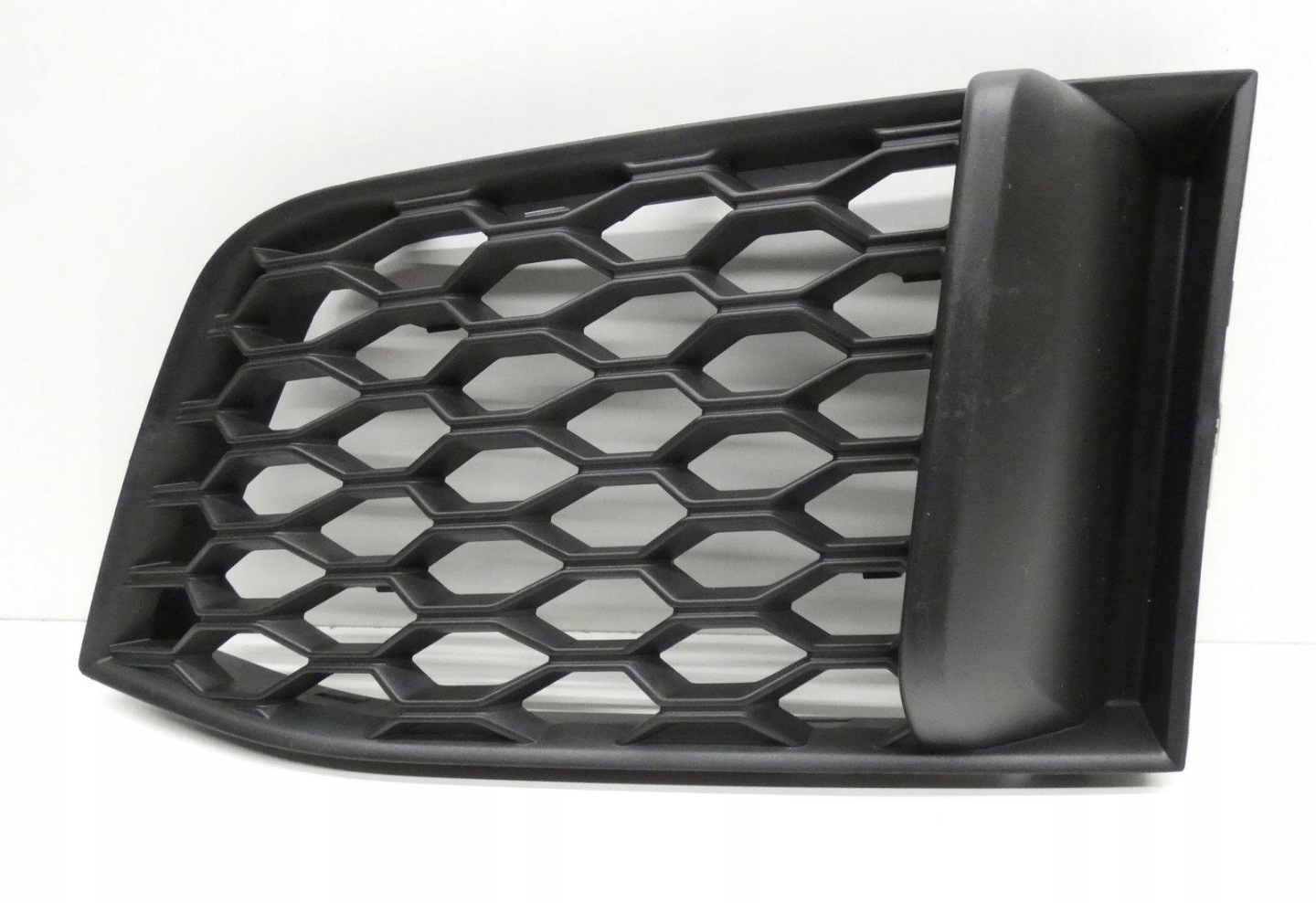 AUDI TT 8S0807681H grid of a bumper left