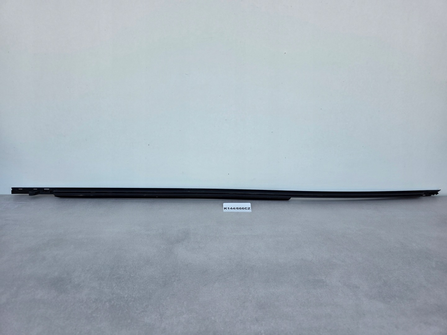 JAGUAR and-PACE moulding dust windows door left rear part K144/666CZ