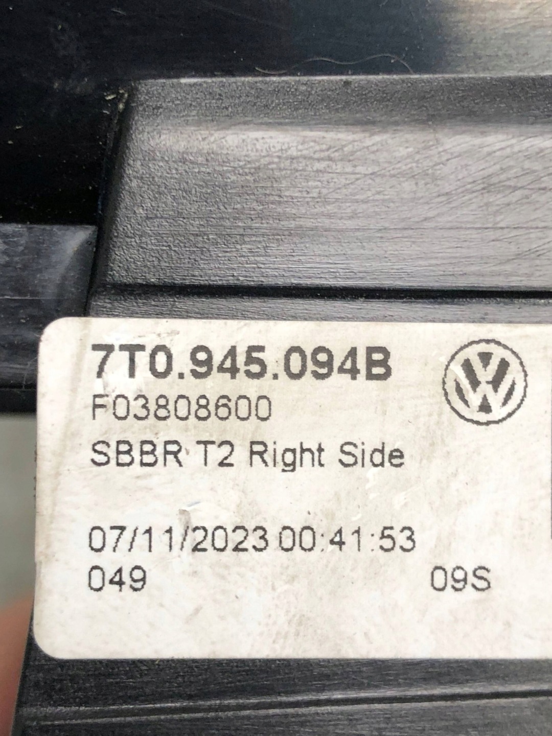 light right rear part to the bonnet VW T7 7T0945094B