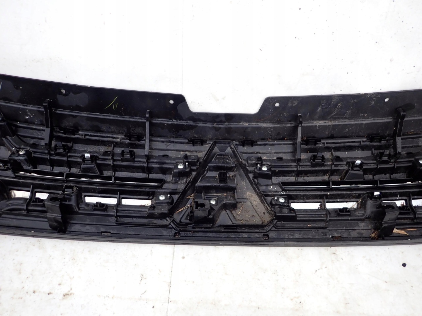 MITSUBISHI OUTLANDER III LIFT 18- Grill Grill