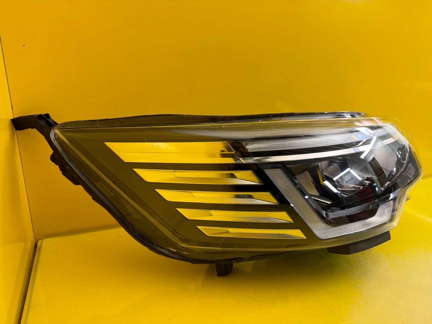 light right Renault Trafic IV Full Led 260102899R