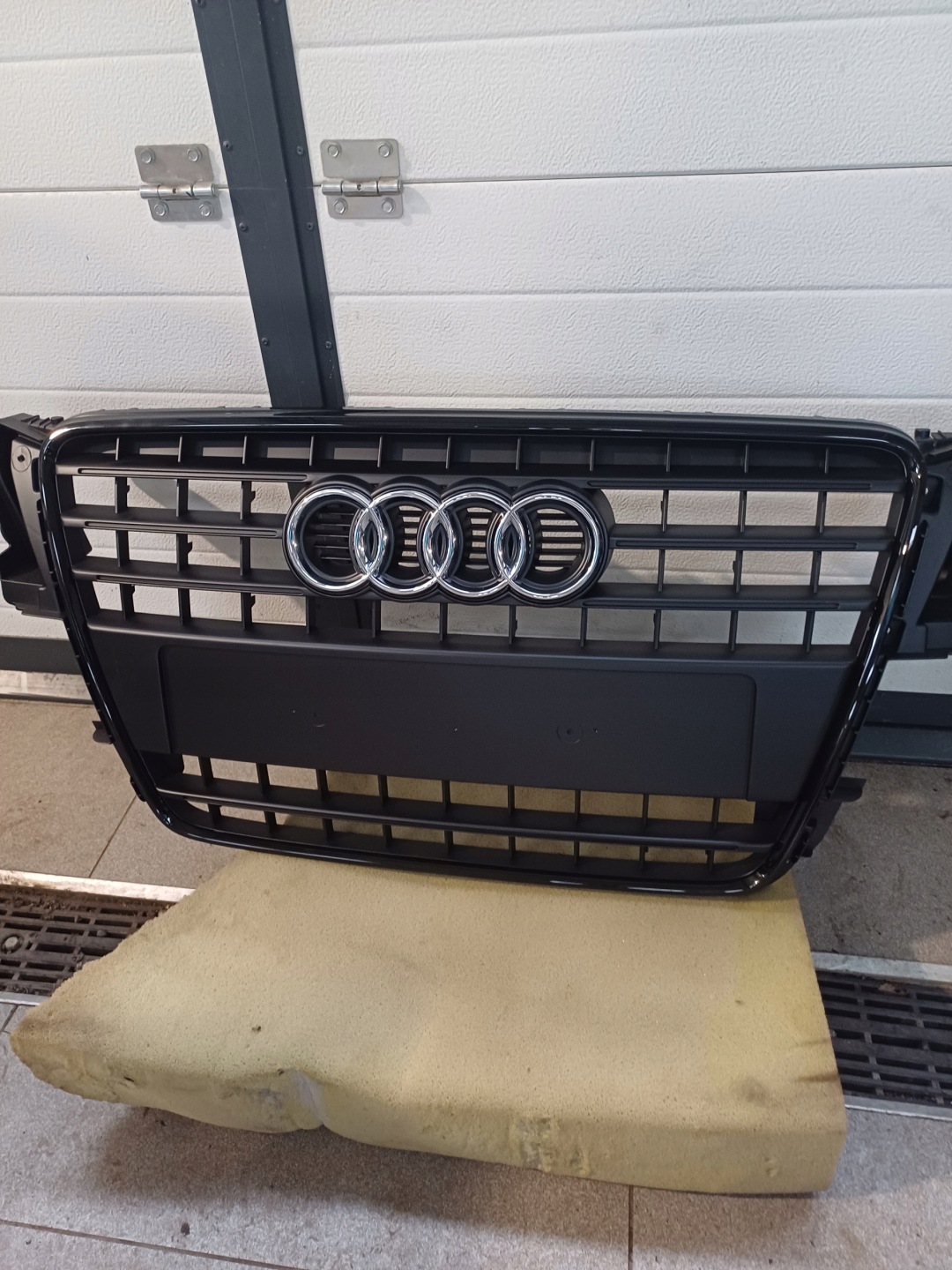 Grill AUDI A5 B8 8T0853651E vor Lift