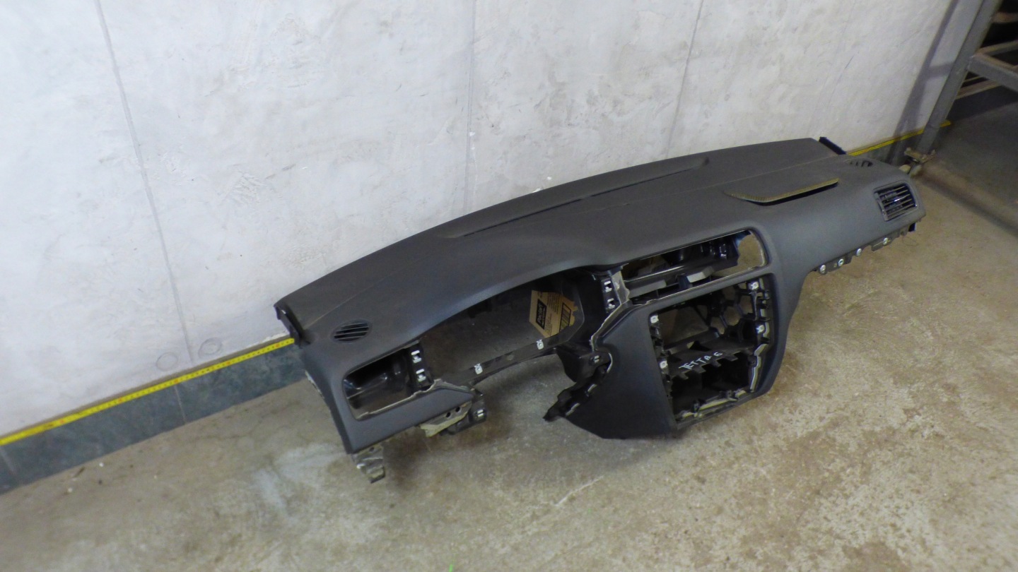 dashboard instrument panel console VOLKSWAGEN JETTA VI 5C 5C0